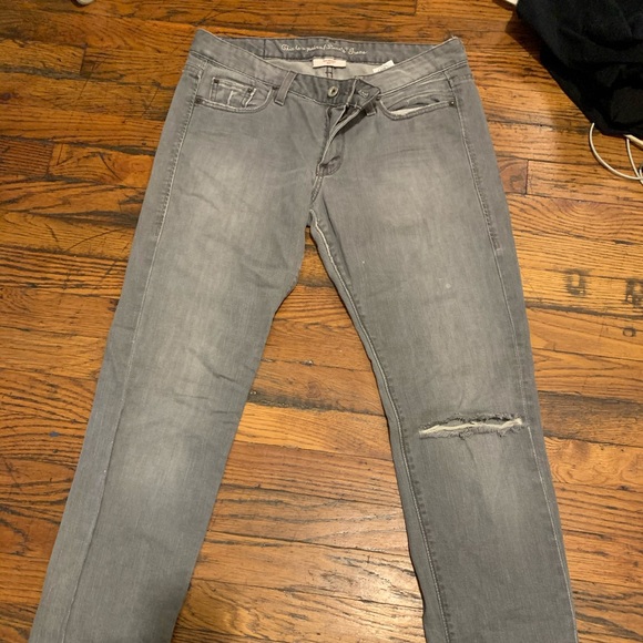 Vintage grey Levi’s with hole in the knee - Picture 2 of 4